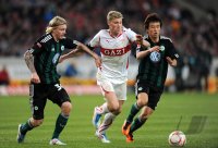 Fussball 1. Bundesliga : Simon Kjaer (li, VfL Wolfsburg) gegen  Pavel Pogrebnyak (Mitte, VfB Stuttgart) gegen Koo Ja Cheol (re, VfL Wolfsburg)