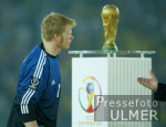FUSSBALL Weltmeisterschaft  Enttuschung  Deutschland Oliver Kahn und der WM- Pokal