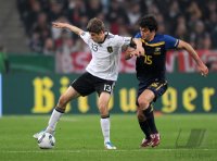 Fussball International EM 2012 Testspiel: Thomas MUELLER (li, Deutschland) gegen Mile JEDINAK (re, Australien)