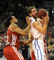 Basketball 1. Bundesliga 2011/2012: Chevon Troutman (li, FC Bayern Muenchen)  gegen Tim Ohlbrecht  (Fraport Skyliners)