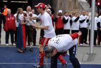 Fussball 1. Bundesliga : BIERDUSCHE fuer Trainer Louis van Gaal von Mark van Bommel (FCB)