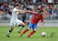Fussball U21-EURO 2011 Halbfinale:  Pavel Nekhaychik (li, Weissrussland) gegen Juan Mata (re, Spanien)