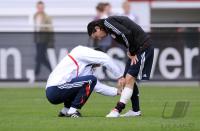 Fussball 1. Bundesliga: Danijel Pranjic wird am Bein bandagiert(FCB)