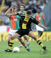 Fussball 1. Bundesliga: Bremen - Dortmund, Zweikampf