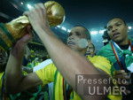 FUSSBALL Weltmeisterschaft  JUBEL;  Rivaldo mit   WM Pokal