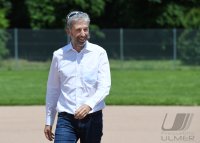 Softball 1. Bundesliga 2021: First Pitch Oberbuergermeister Boris Palmer (Die Gruenen)