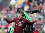 Fussball 1. Bundesliga: Lautern - Koeln, Zweikampf