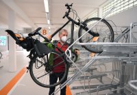 Oberbuergermeister Palmer nimmt die Radgarage am Tuebinger Hauptbahnhof in Betrieb