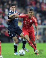 Fussball 1. Bundesliga, Saison 2011/2012: Odise Roshi (li, 1. FC Koeln) gegen Luiz Gustavo (FC Bayern Muenchen)