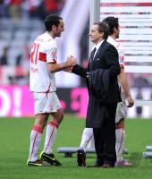 Fussball 1. Bundesliga: Manager Horst Heldt mit Cristian Molinaro (VfB Stuttgart)