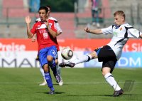 Fussball 3. Bundesliga : Abdenour Amachaibou  (li, Unterhaching) gegen Michael Stahl (re, TuS Koblenz)