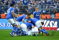 Fussball 1. Bundesliga : FC Schalke 04 Jubelt nach dem Tor zum 0:2 VON Marco Hoeger vor ihren Fans