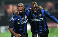 FUSSBALL  International CHL 09/10  : Samuel Eto'o , Eto  mit Mario Barwuah Balotelli (Inter)