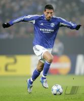 Fussball International: Schalke, KURANYI Einzelaktion am Ball