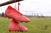 Fussball / Lokalfussball: Fussballschuhe haengen am Trainingsplatz