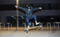 Skater Urs Stolz mit seinem Longboard