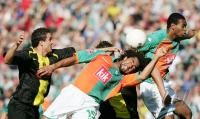 Fussball 1. Bundesliga: Bremen - Dortmund, Zweikampf