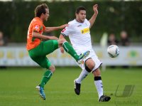 Fussball 1. Bundesliga :  Stephan Fuerstner (li, Greuther Fuerth) gegen Raul Bobadilla (re, Borussia Moenchengladbach)