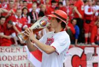 Fussball 1. Bundesliga : Jubel mit Bier Holger Badstuber (FCB)