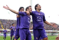 FUSSBALL SERIE A:    Jubel mit Gonzalo Rodriguez und Luca Toni (v. li. AC Florenz)