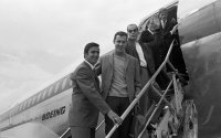 Spieler vom FC Bayern Muenchen stehen vor einer Boeing 737 zum Abflug nach Suedamerika