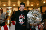 Bankett FCB, Makaay mit Pokal und Meisterschale