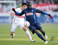 Fussball 1. Bundesliga : Serdar Tasci (li, VfB Stuttgart) gegen Papiss Demba Cisse (re, SC Freiburg)