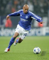 Fussball International: Schalke, VARELA Einzelaktion am Ball