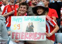 1. Fussball Bundesliga: Fans mit einem Plakat Trainer Louis van Gaal (FC Bayern Muenchen) das FEIERBIEST