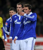 Fussball 1. Bundesliga : Christoph Metzelder mit Benedikt Hoewedes (v. li., FC Schalke 04)
