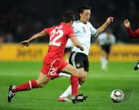 Fussball International EM 2012-Qualifikation:  Sabri Sarioglu (li, Tuerkei) gegen Mesut OEZIL (re, Deutschland)