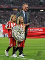 Fussball 1. Bundesliga : Vorstandsvorsitzender Karl Heinz Rummenigge (FC Bayern Muenchen) mit der MEISTERSCHALE welche von Kindern getragen wird