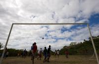 FUSSBALL: FEATURE KINDER SPIELEN FUSSBALL IN DER SUEDSEE