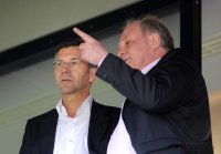 Fussball 1. Bundesliga : Vorstandsvorsitzender adidas AG Herbert Hainer, FCB Praesident Uli Hoeness (v.li.)