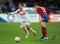 2. Fussball Bundesliga : Paul Verhaegh (li, FC Augsburg) gegen Adam Bodzek (re, Duesseldorf)
