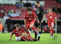 Fussball U21-EURO 2011 Halbfinale:  Xherdan Shaqiri mit Admir Mehmedi  (v. li., Schweiz) und Schiedsrichter Robert Schoergenhofer (AUT) 