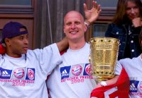 Fussball:  Paolo Sergio und Carsten Jancker  (v. li.) jubeln mit dem DFB Pokal