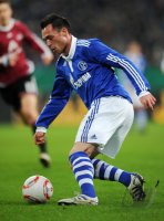 Fussball: DFB Pokal  Saison 2010/2011, Viertelfinale: Schalke, PANDER am Ball