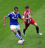 Fussball 1. Bundesliga : Joel Matip (li, FC Schalke 04) gegen Thomas Mueller (re, FC Bayern Muenchen)