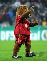 Fussball DFB Pokal 11/12 :  JUBEL Maskottchen Bernie  (FC Bayern Muenchen)