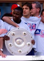 Fussball: Sammy Kuffour und Roque Santa Cruz jubeln mit Meisterschale