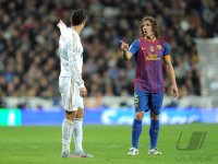 FUSSBALL International  COPA DEL REY  11/12:  Cristiano Ronaldo (li, Real Madrid) gibt die Hand Carles Puyol (Barca)