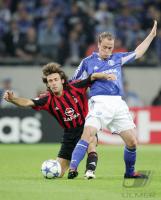 Fussball UCL: Schalke - Mailand, Zweikampf