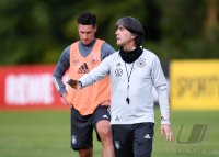 Fussball Training Deutsche Nationalmannschaft in Stuttgart: Trainer Joachim Loew (Deutschland)