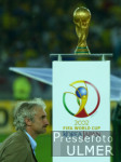 FUSSBALL Weltmeisterschaft  Voeller geht am WM-Pokal vorbei