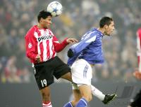 Fussball CL: Schalke - Eindhoven, Zweikampf