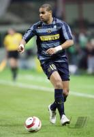 Fussball CL: Mailand, ADRIANO Einzelaktion am Ball