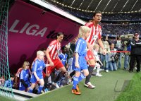 Fussball 1. Bundesliga : Daniel van Buyten , Mario Gomez  (v.li., FC Bayern Muenchen) laufen in die ALLIANZ ARENA ein