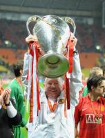 Fussball CHL  FINALE 2008 Trainer FERGUSON (ManU) mit CHL Pokal