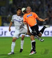 Fussball DFB Pokal : Hao Junmin (li, FC Schalke 04) gegen Marco Gruettner (re, VfR Aalen)